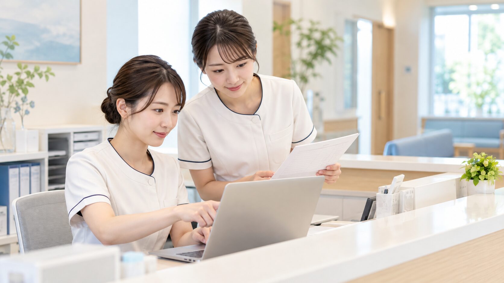 受付スタッフが予約案内と入力項目を点検するイメージ